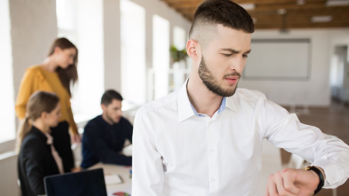 مشتری سردرگم در مقابل کانتر خدماتی که زمان تقریبی انتظار مشخص نیست و موجب نارضایتی در صف می‌شود