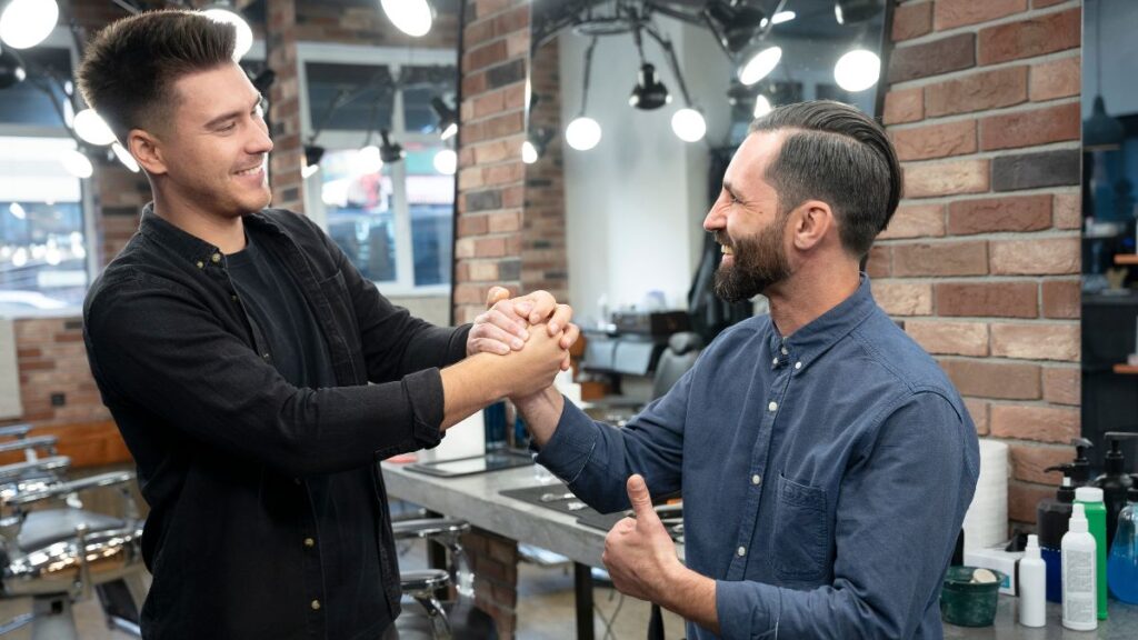 رضایت و وفاداری مشتری پس از دریافت خدمات منظم در آرایشگاه مردانه